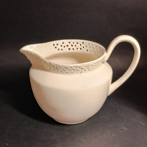 6p. lace edge set by I.Godinger & Co.: 4 dessert plates, creamer & 4-cup teapot - Picture 3 of 11